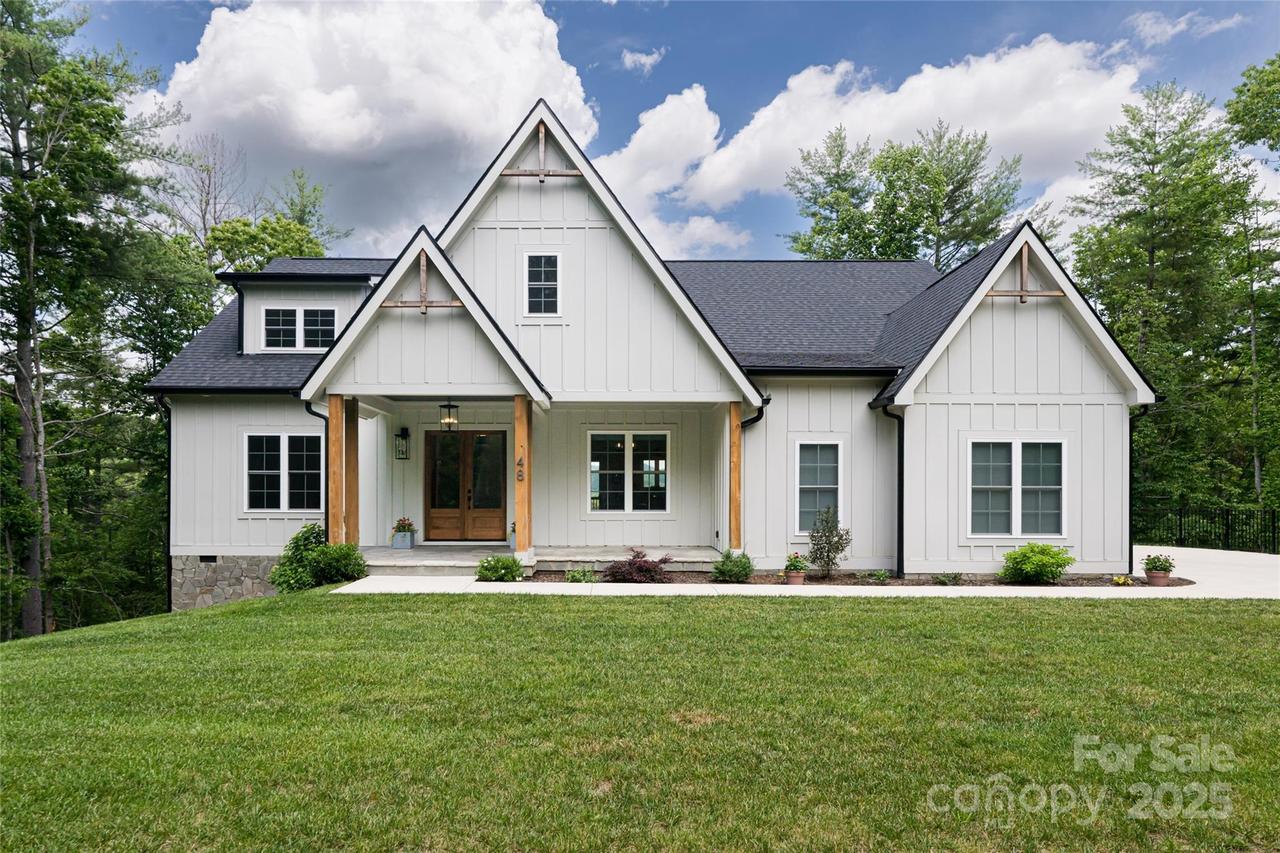 48 Falling Leaves Ln., Hendersonville, NC 28792