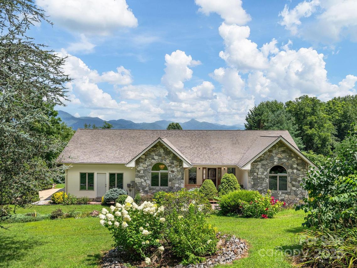 657 Evergreen Farm Cir., Waynesville, NC 28786