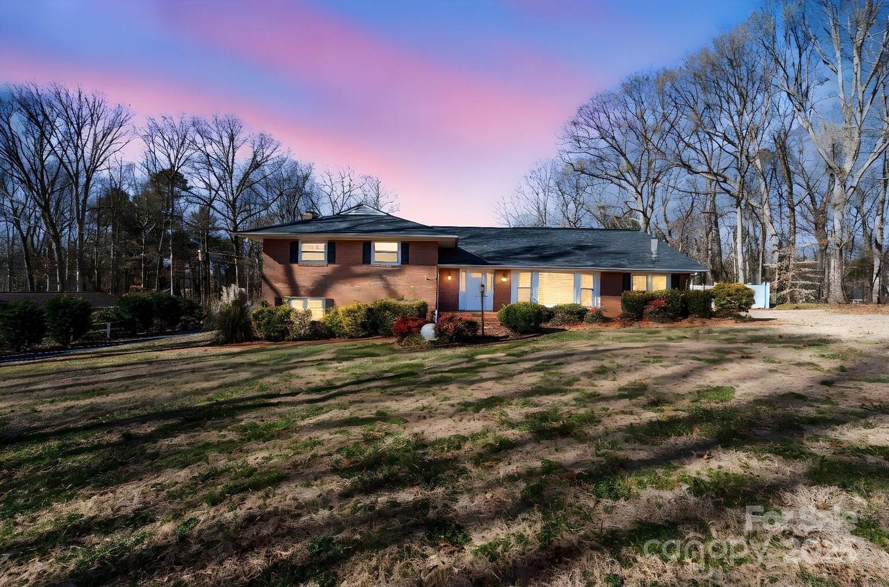 220 Augusta Dr., Statesville, NC 28625