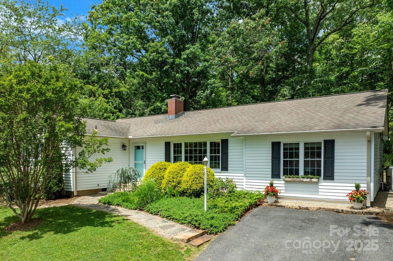 10 Daniel Ln., Black Mountain, NC 28711