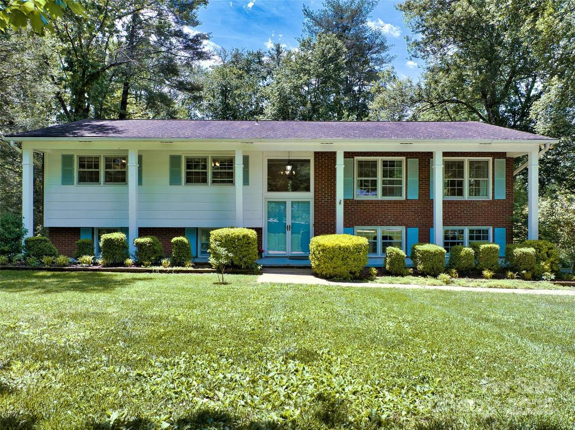 208 Kelly Ln., Hendersonville, NC 28791