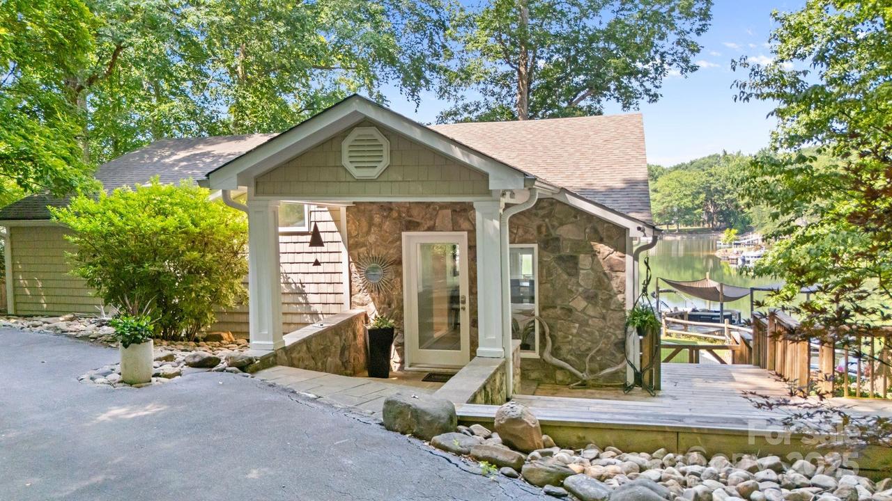 208 Island View Rd., Mount Holly, NC 28120