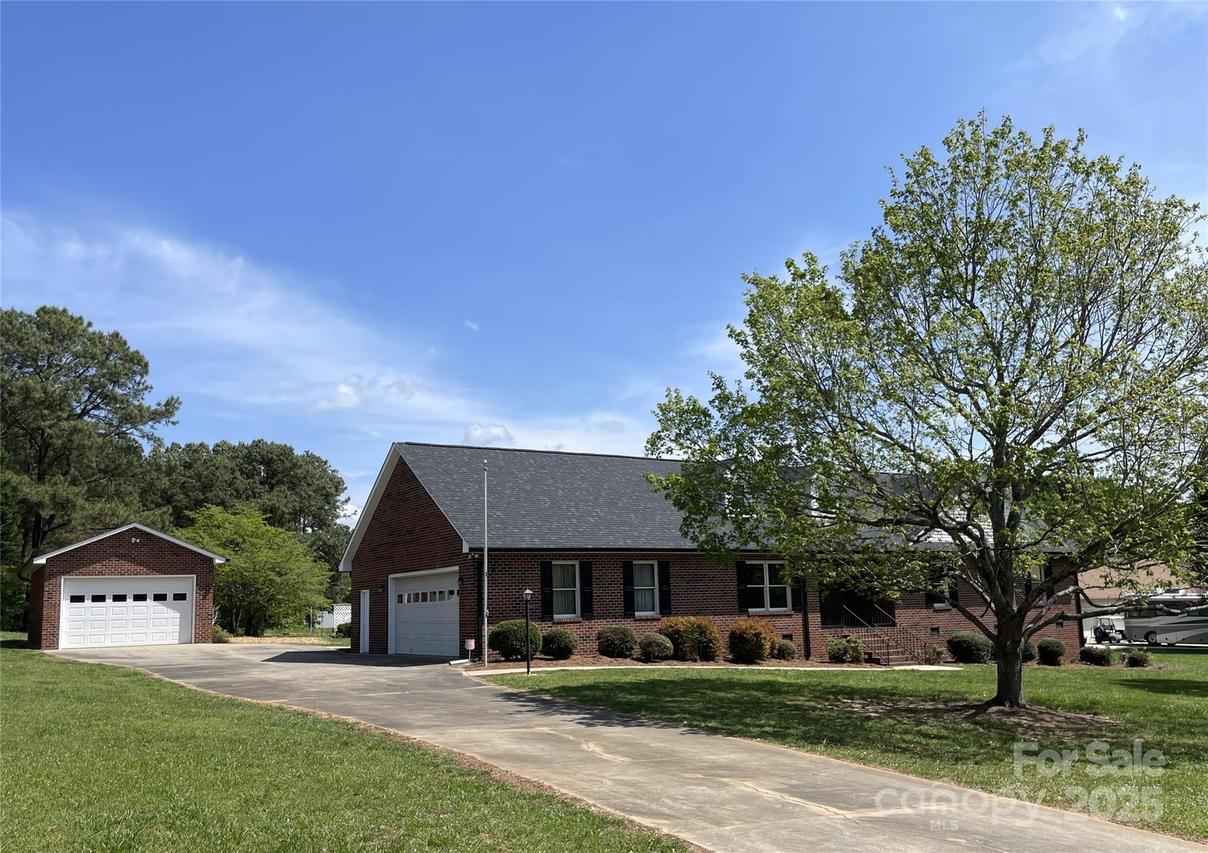 2515 Myra Ln., Lincolnton, NC 28092