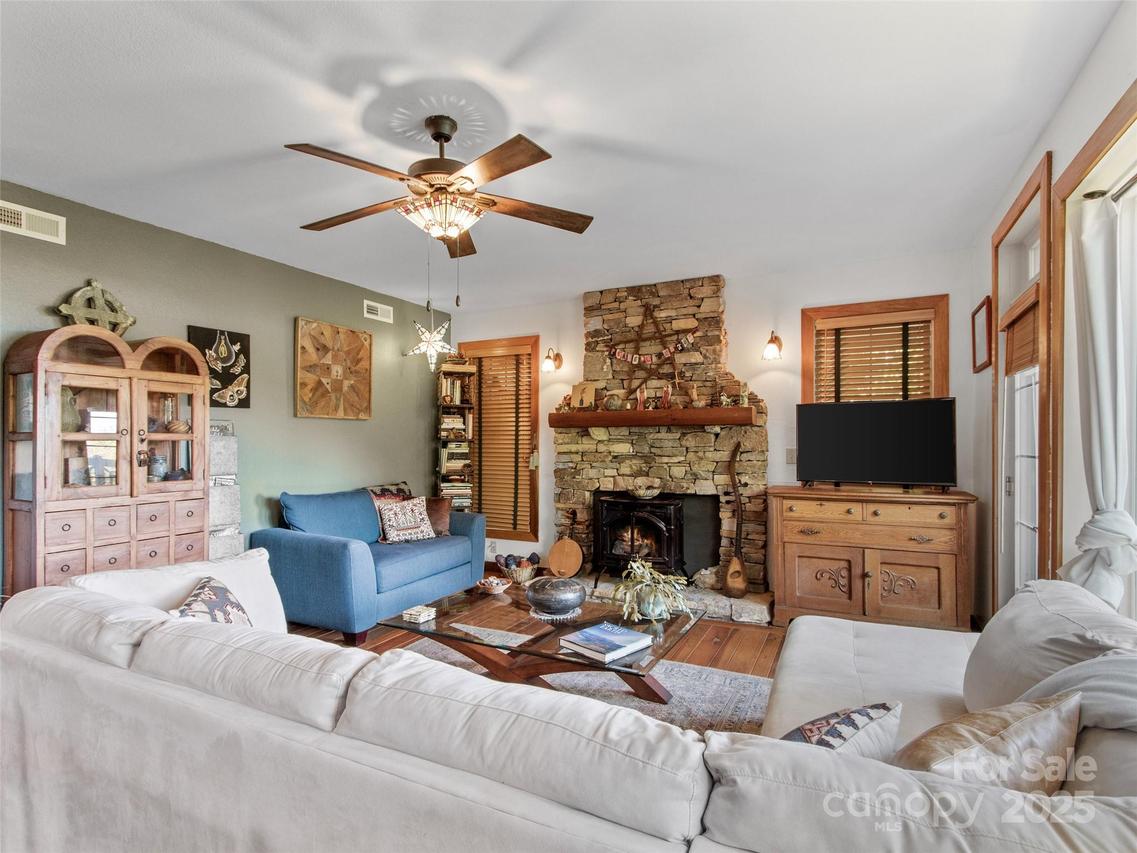 300 Creekside Way #B-101, Burnsville, NC 28714