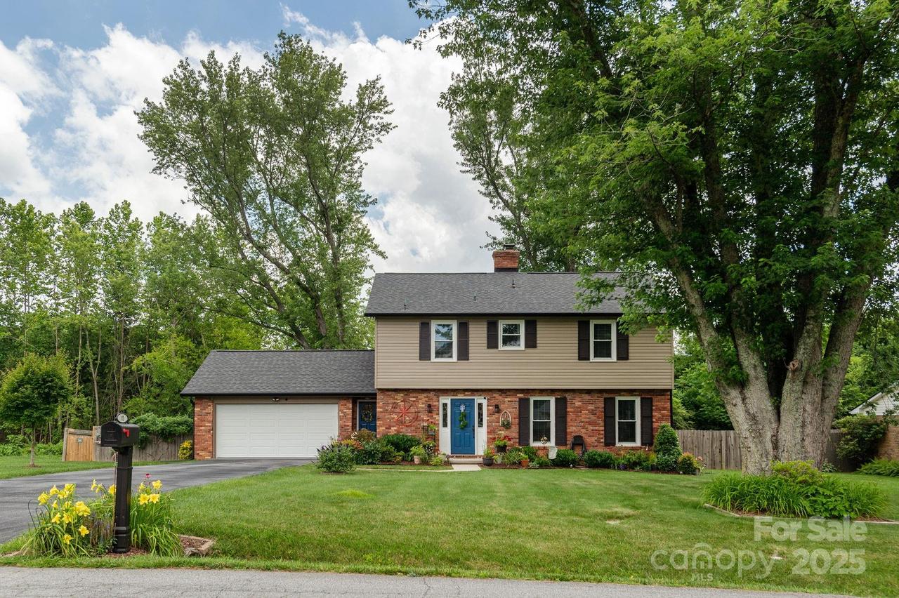 112 Underhill Rd., Hendersonville, NC 28792