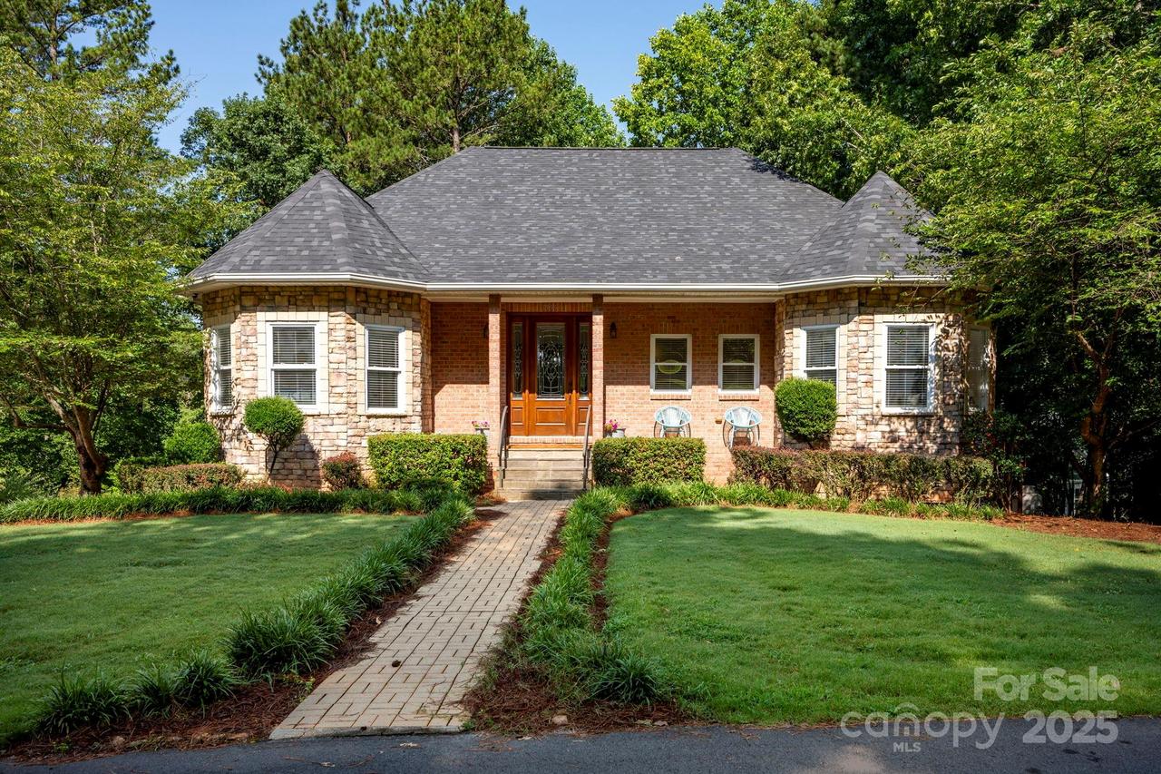 3595 Lake Bluff Dr., Sherrills Ford, NC 28673