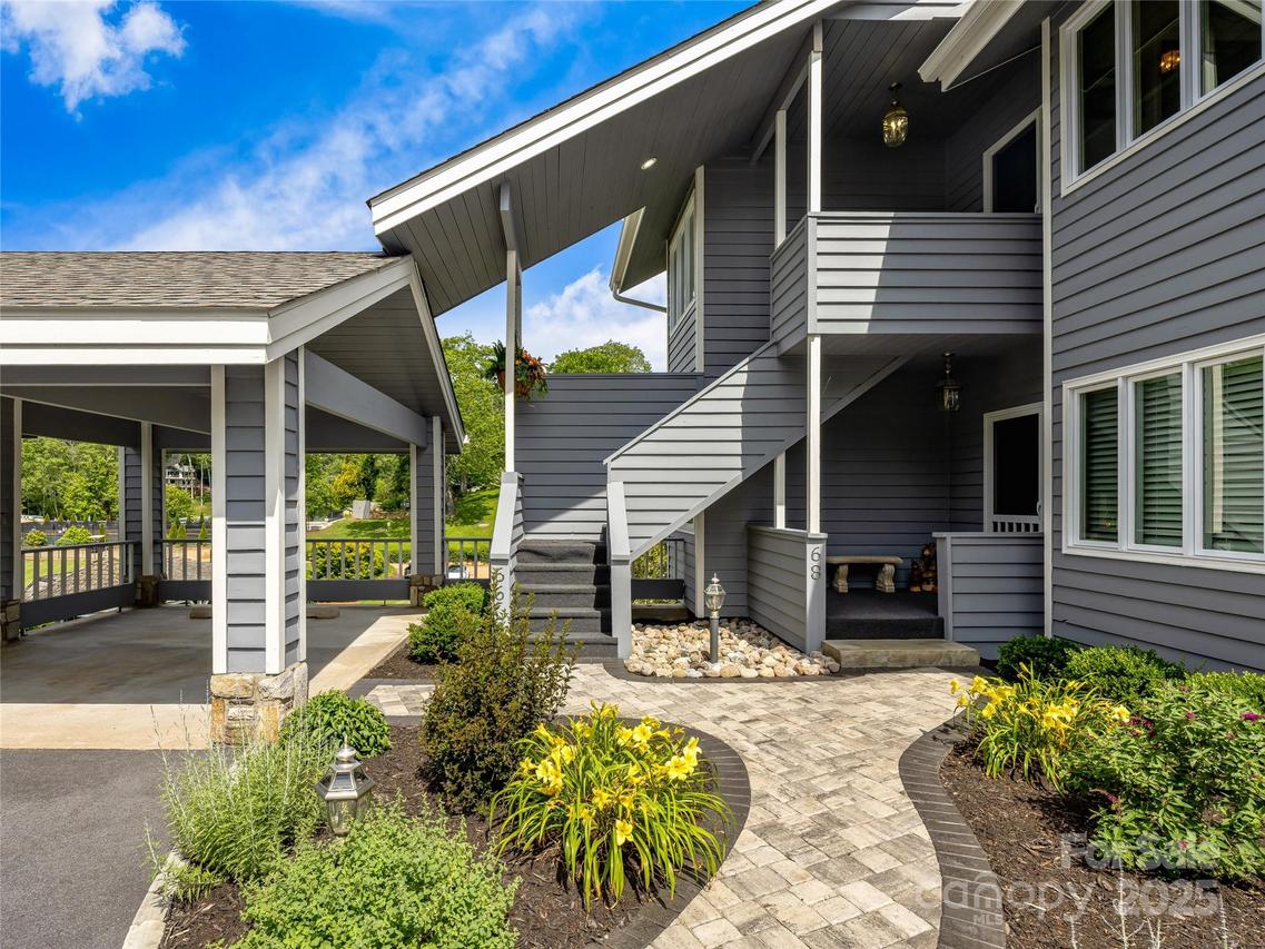66 Country Club Village Dr., Lake Toxaway, NC 28747