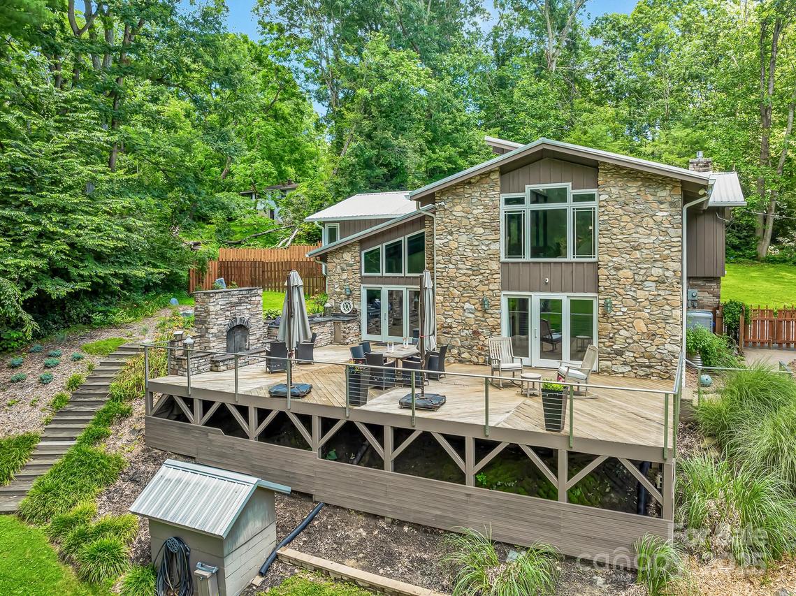 16 Due West Rd., Hendersonville, NC 28792