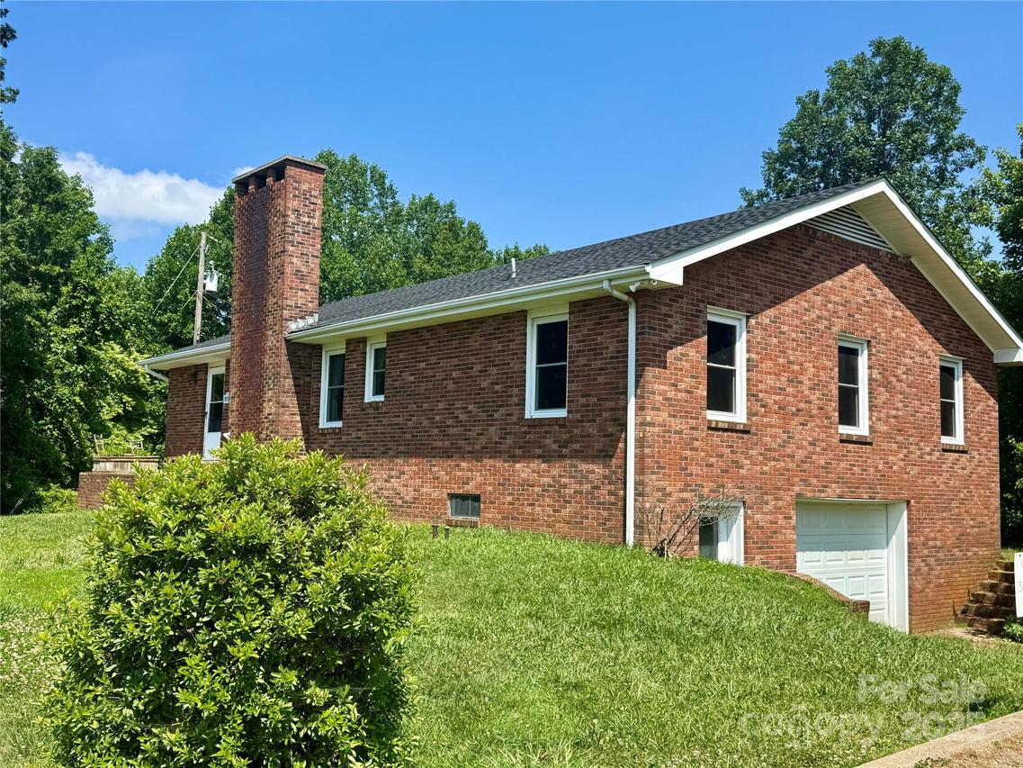 6369 Pinnacle Mountain Rd., Zirconia, NC 28806