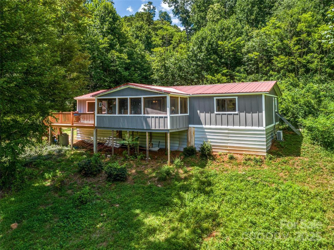 124 Cozy Cove Ln., Saluda, NC 28773