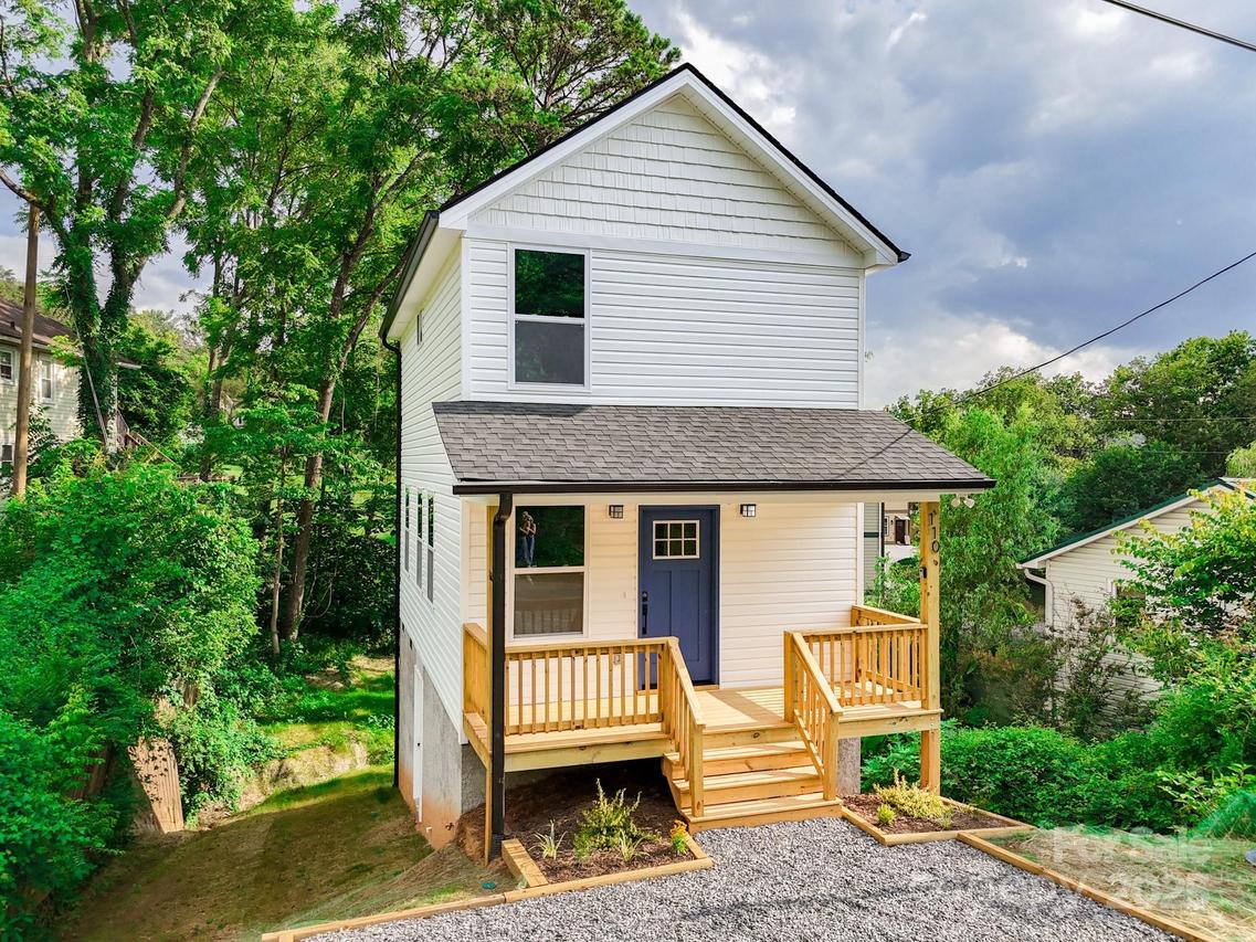 110 Lookout Rd., Woodfin, NC 28804
