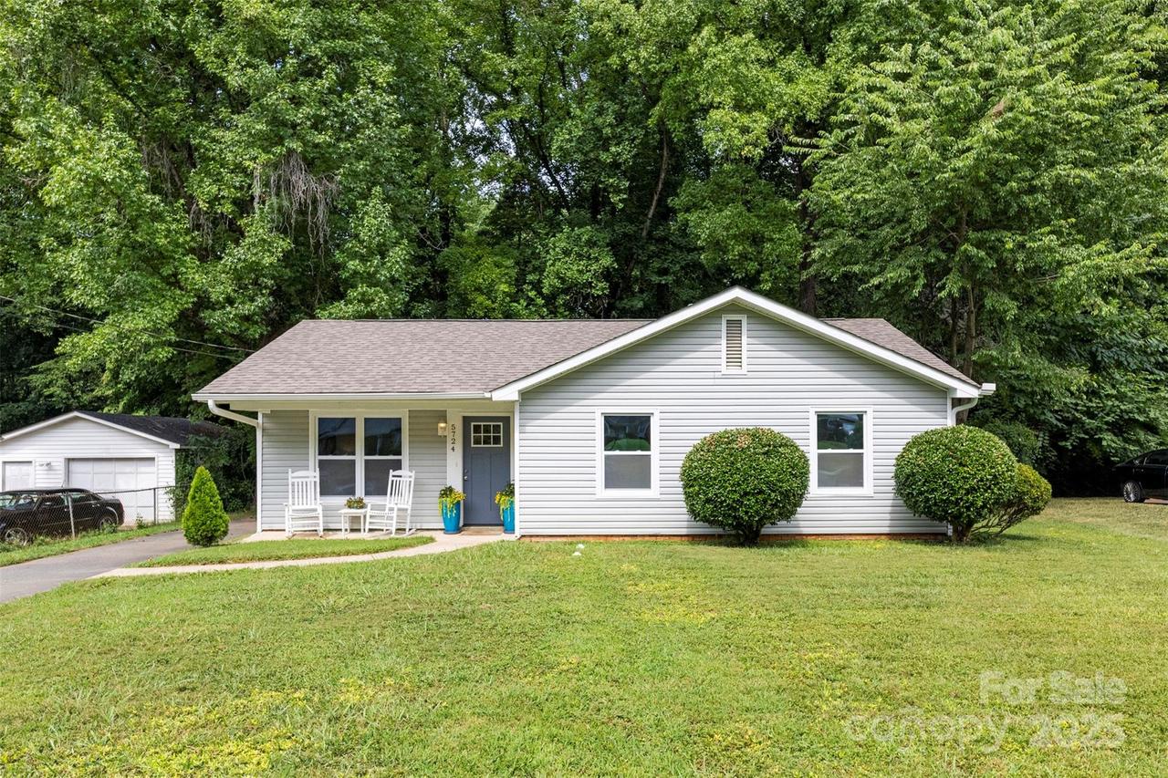 5724 Lawnmeadow Dr., Charlotte, NC 28216