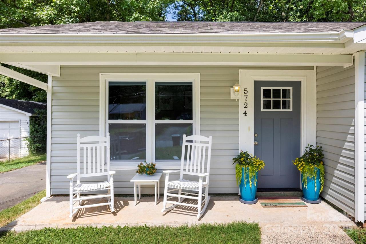 5724 Lawnmeadow Dr., Charlotte, NC 28216