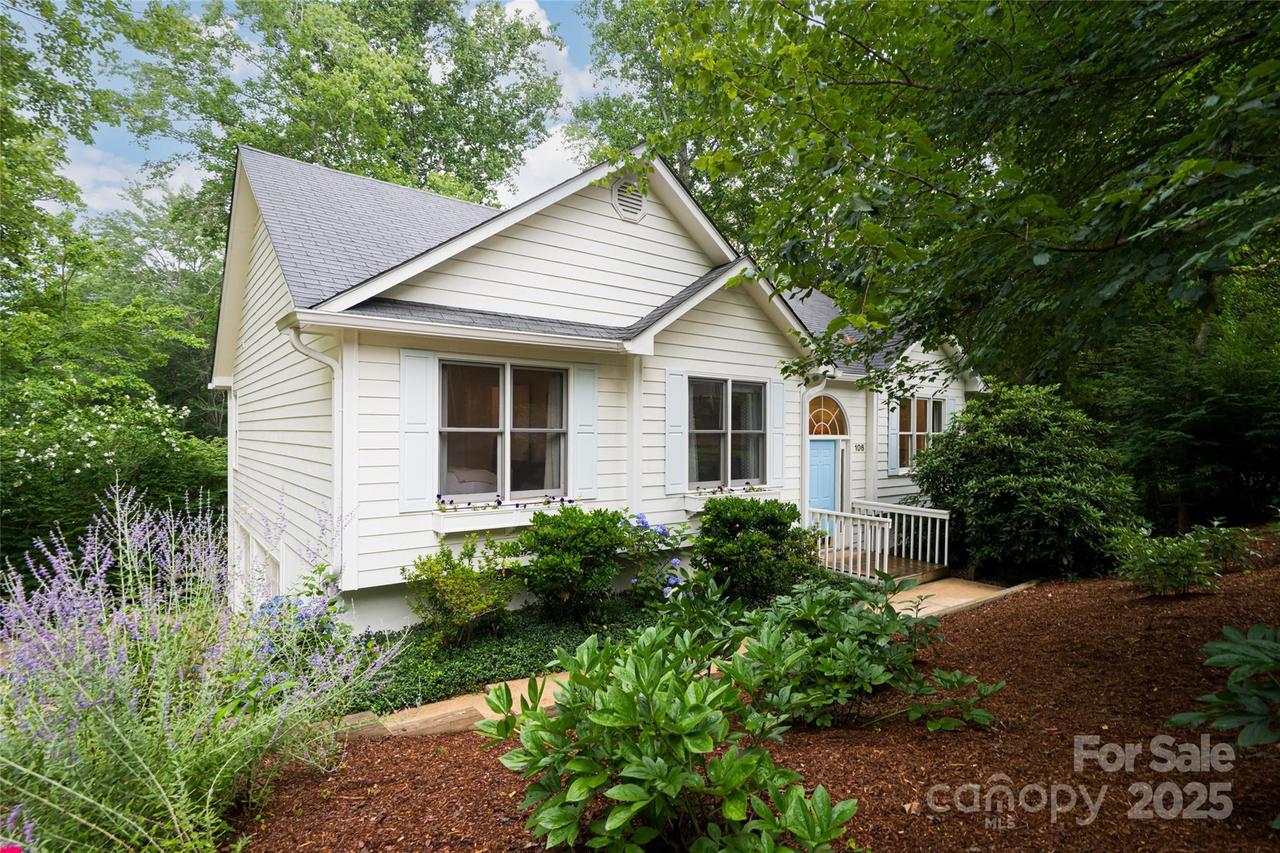 106 Goldfinch Ln., Asheville, NC 28803