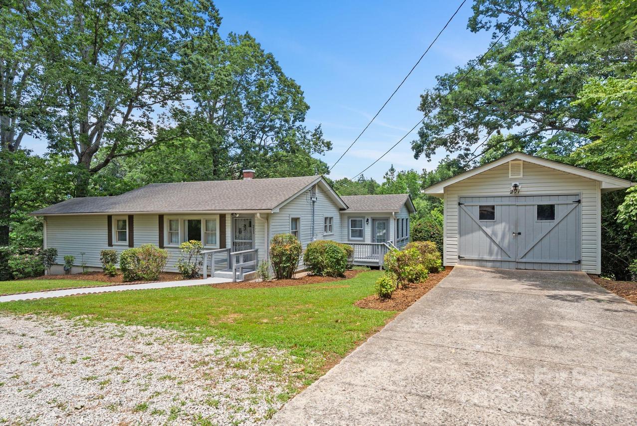 211 Woodland Rd., Tryon, NC 28782
