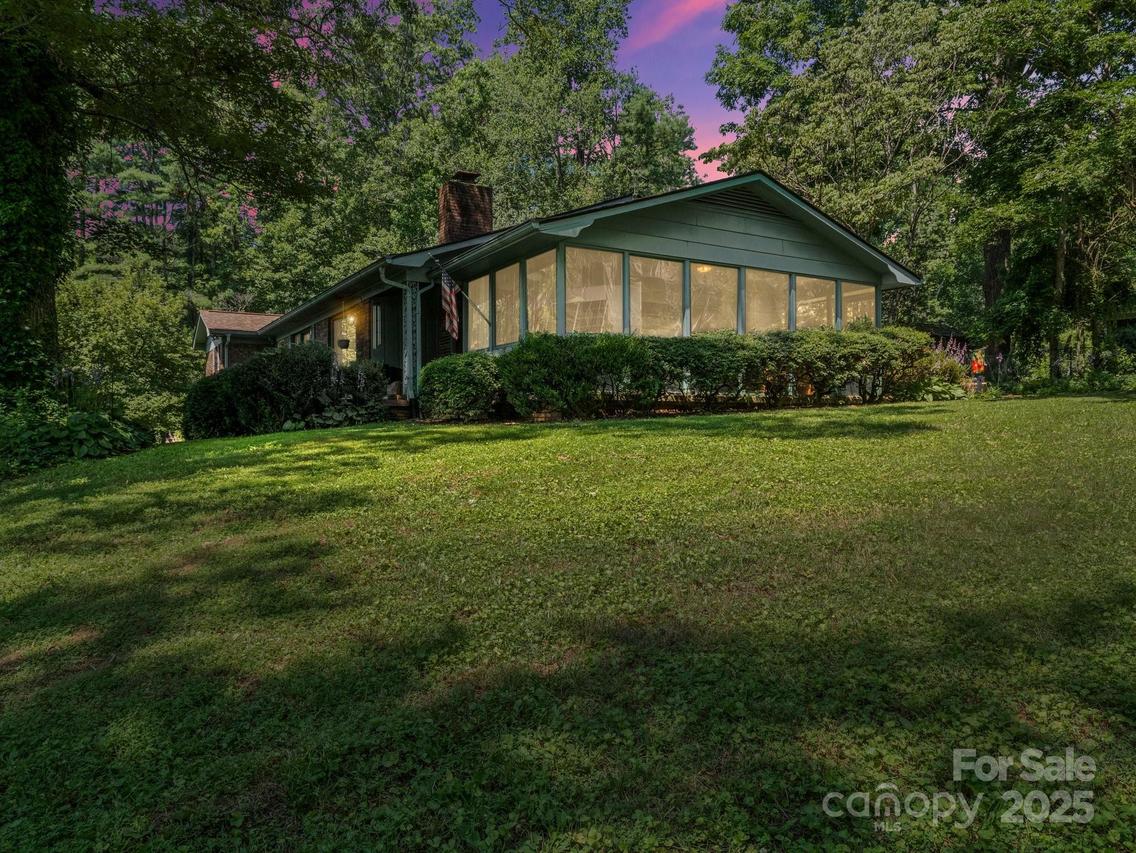 1 Whitehall Ln., Hendersonville, NC 28739