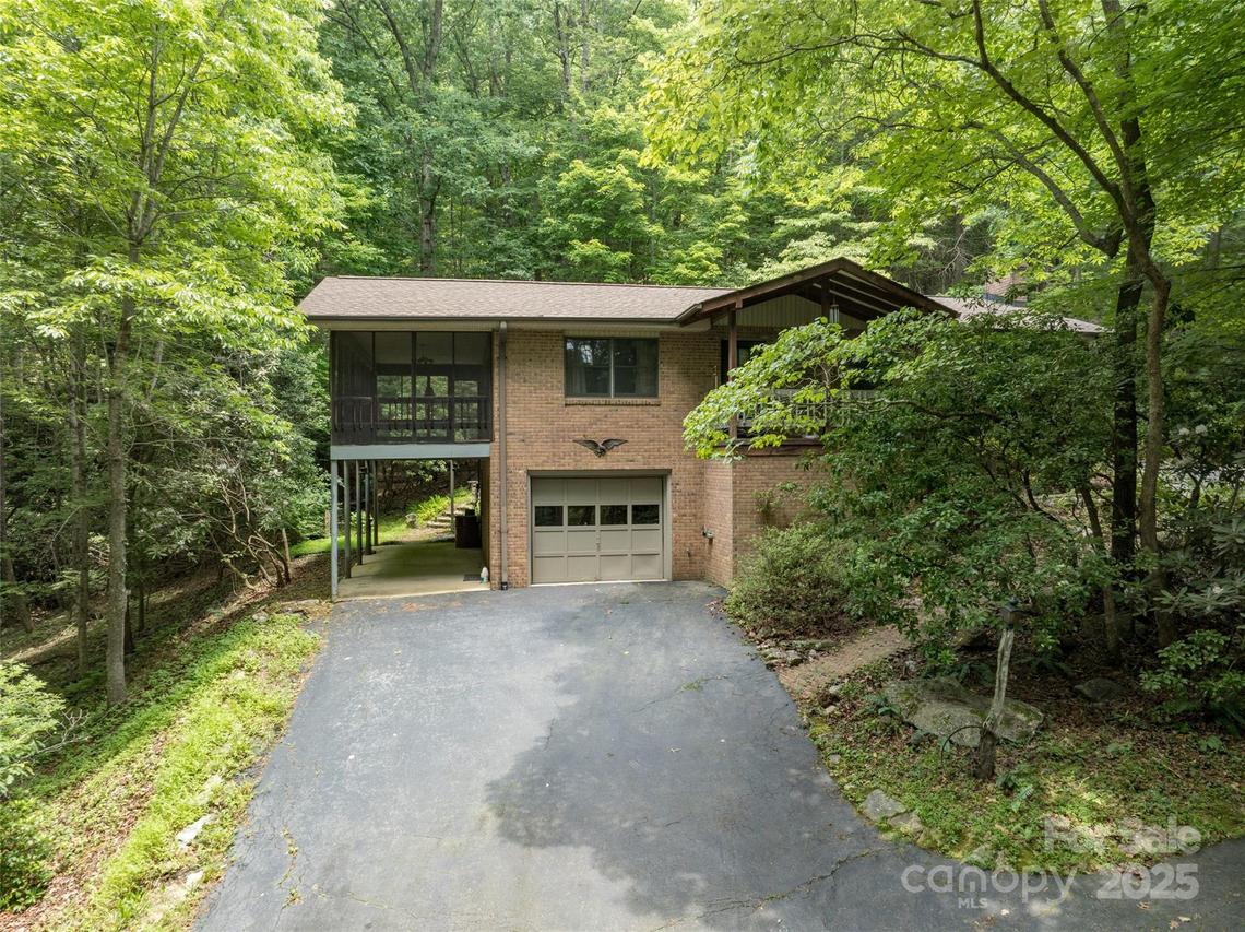2344 Valencia Dr., Hendersonville, NC 28791