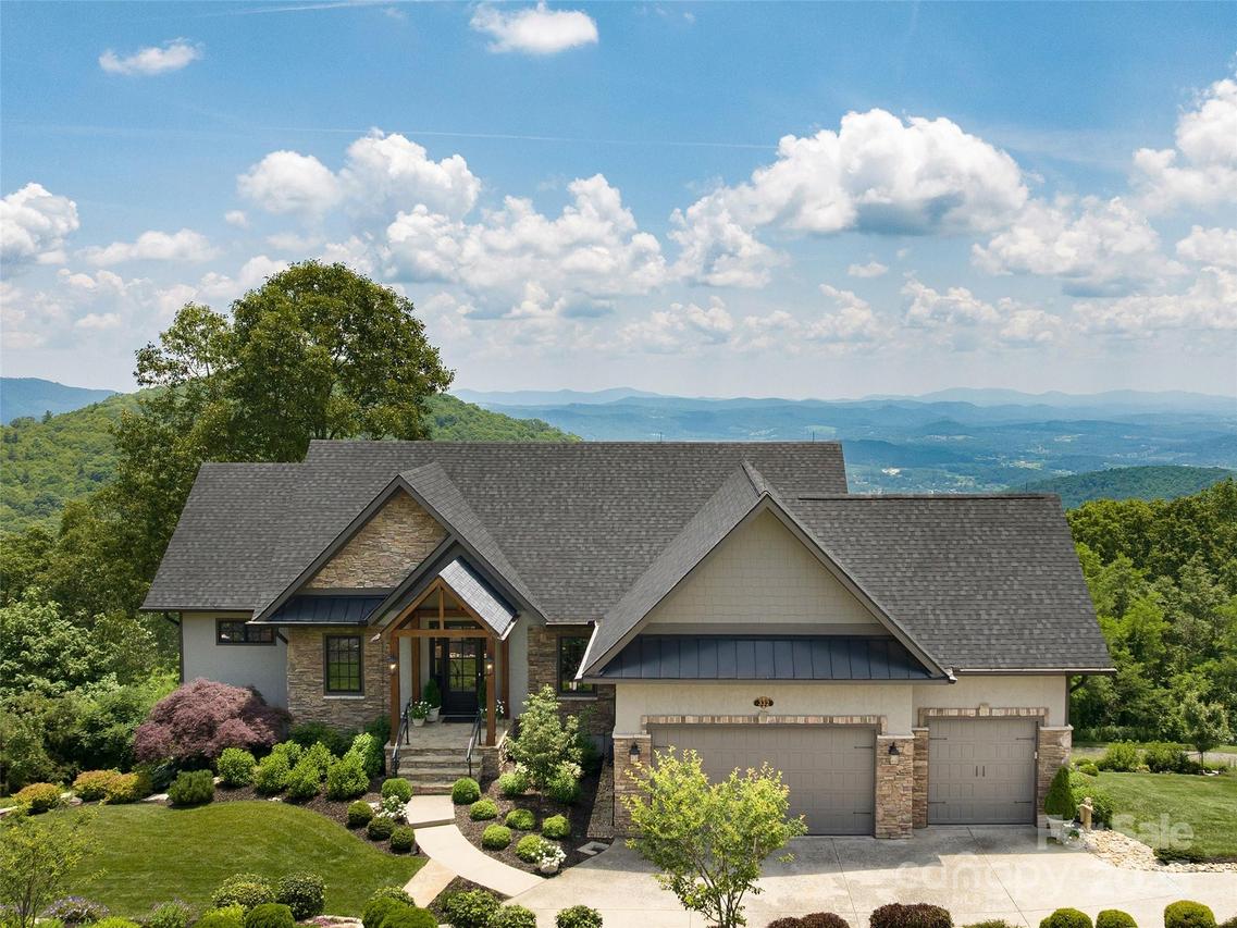 332 Summerset Dr., Hendersonville, NC 28792