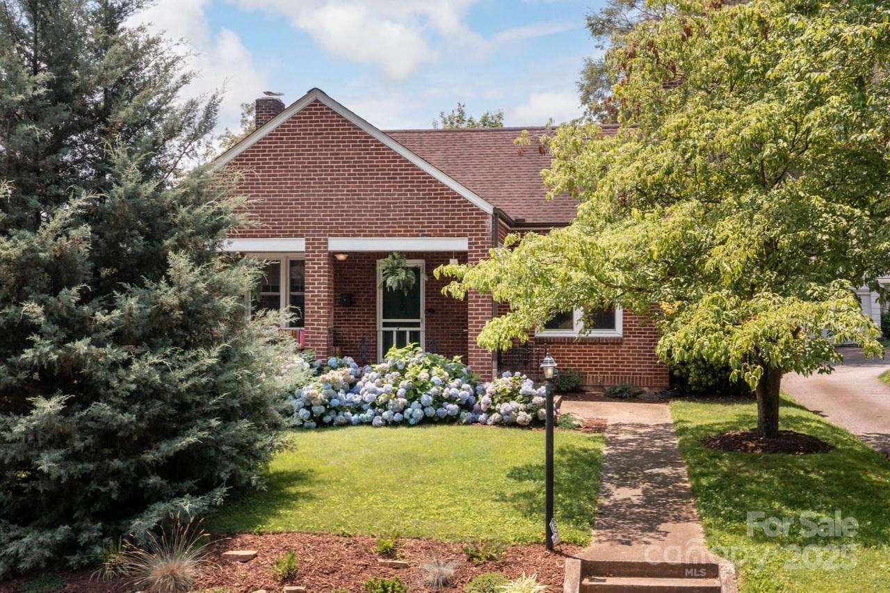 9 Colonial Pl., Asheville, NC 28804