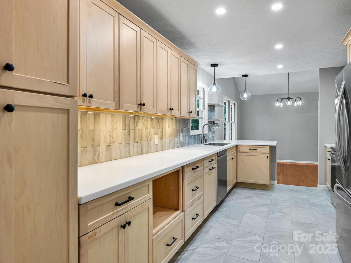 210 Fernwood Dr., Hendersonville, NC 28791
