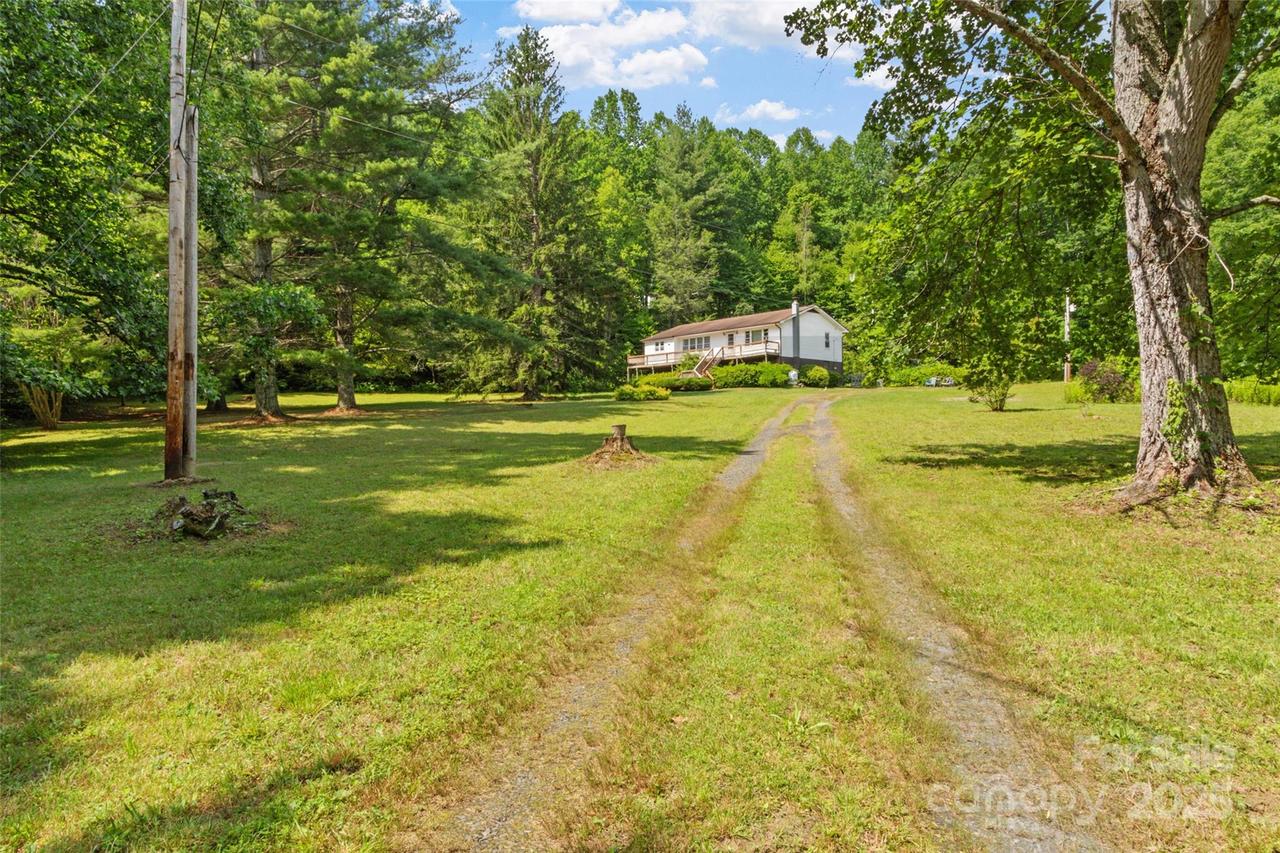 50 Kaesler Ln., Burnsville, NC 28714