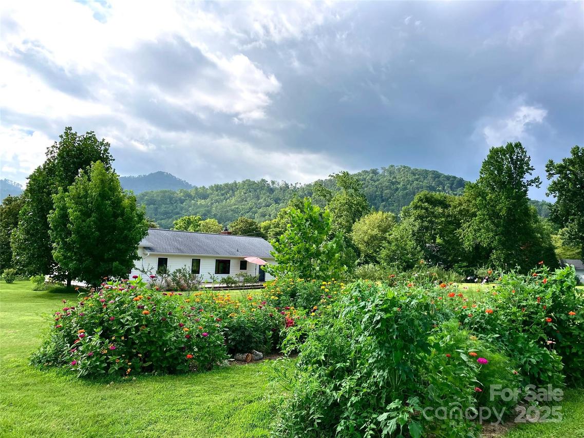 32 Sugar Cove Rd., Weaverville, NC 28787