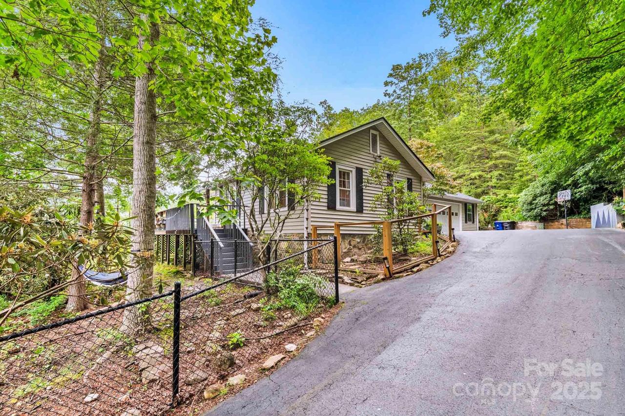 32 Tucker Rd., Black Mountain, NC 28711