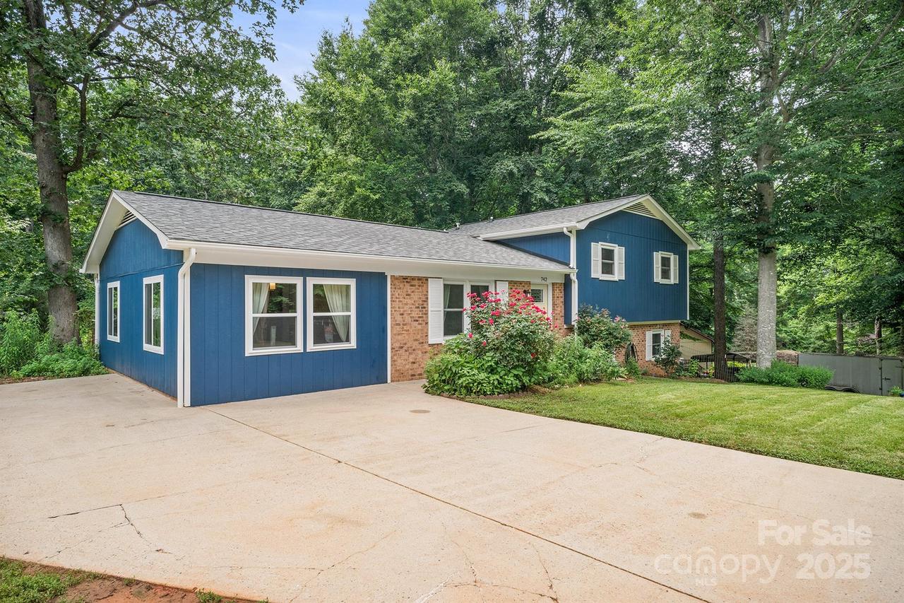 742 Stonecrest Dr., Statesville, NC 28625