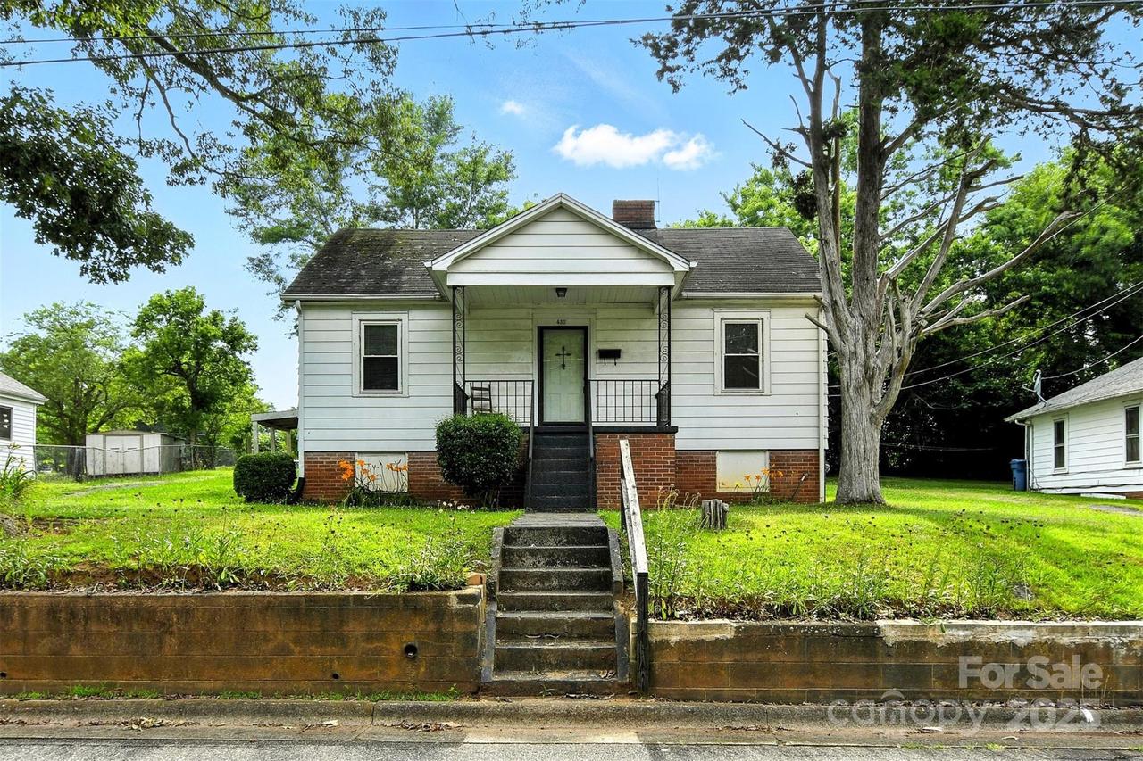 450 1st St., Hickory, NC 28602