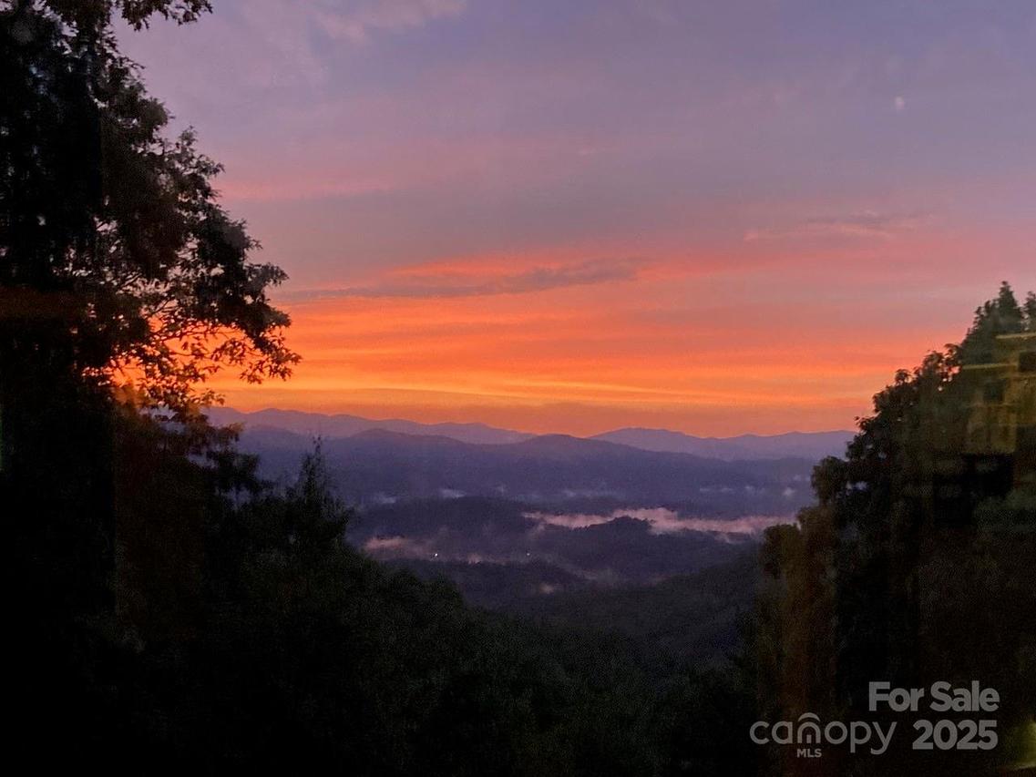 216 Tinequa Dr., Brevard, NC 28712