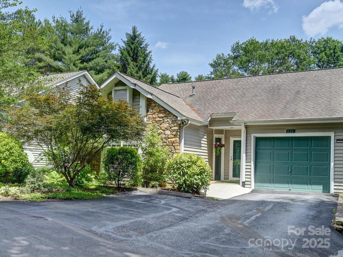 621 E Park Pl., Hendersonville, NC 28791