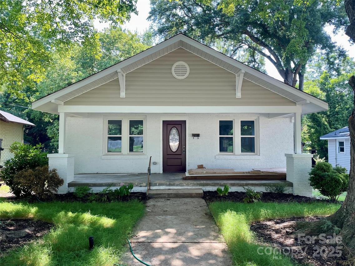 137 Woodlawn Dr., Statesville, NC 28677