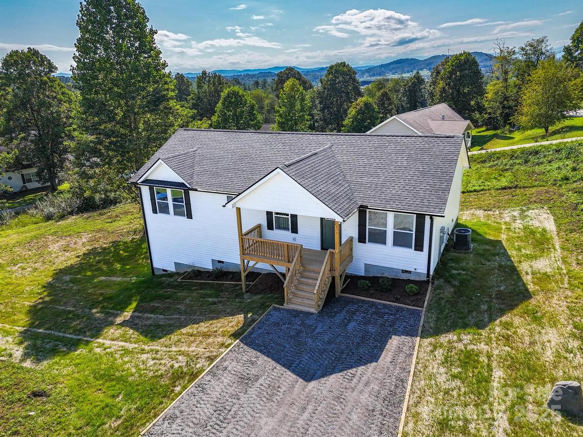 271 Freeman Place Tr., Hendersonville, NC 28792