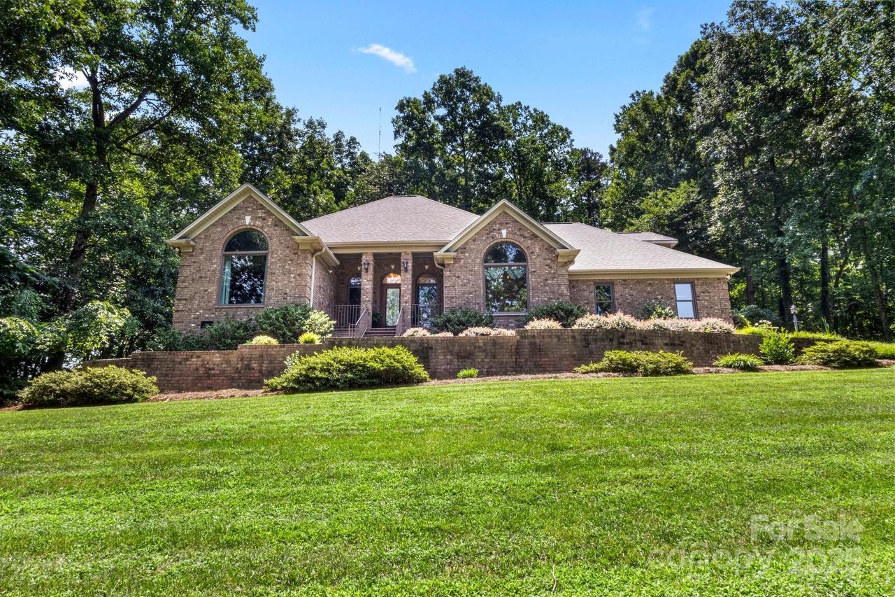107 Creekwood Dr., Dallas, NC 28034