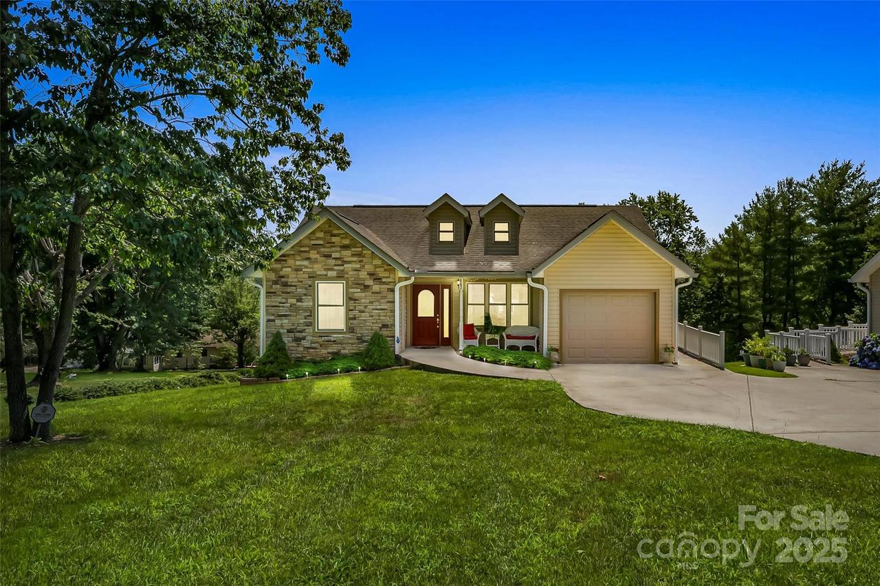 862 Asbury Rd., Candler, NC 28715