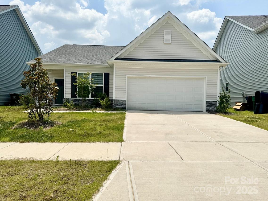 211 Surrey Oak Ln., Charlotte, NC 28216
