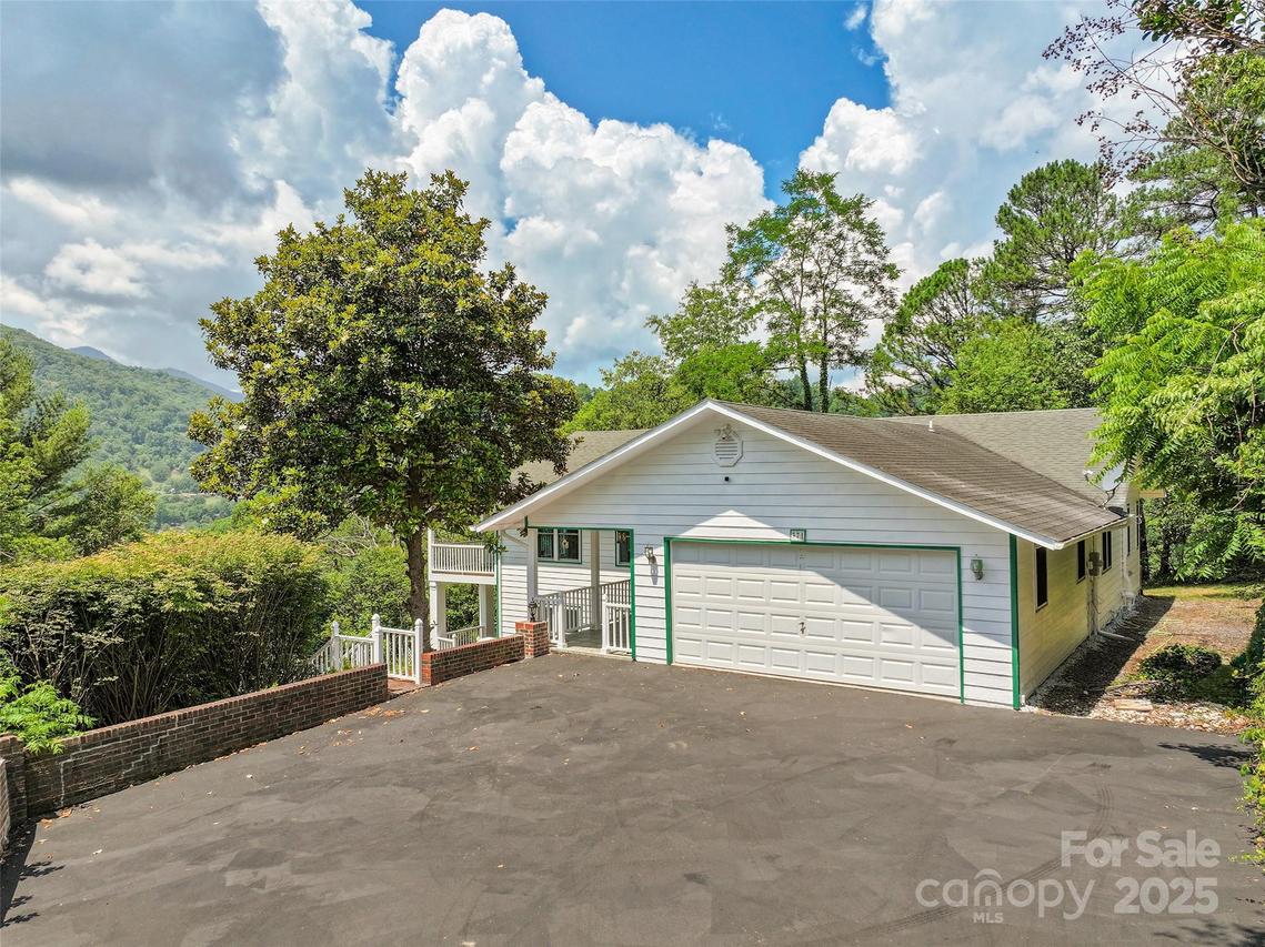 371 Clearview Dr., Waynesville, NC 28785