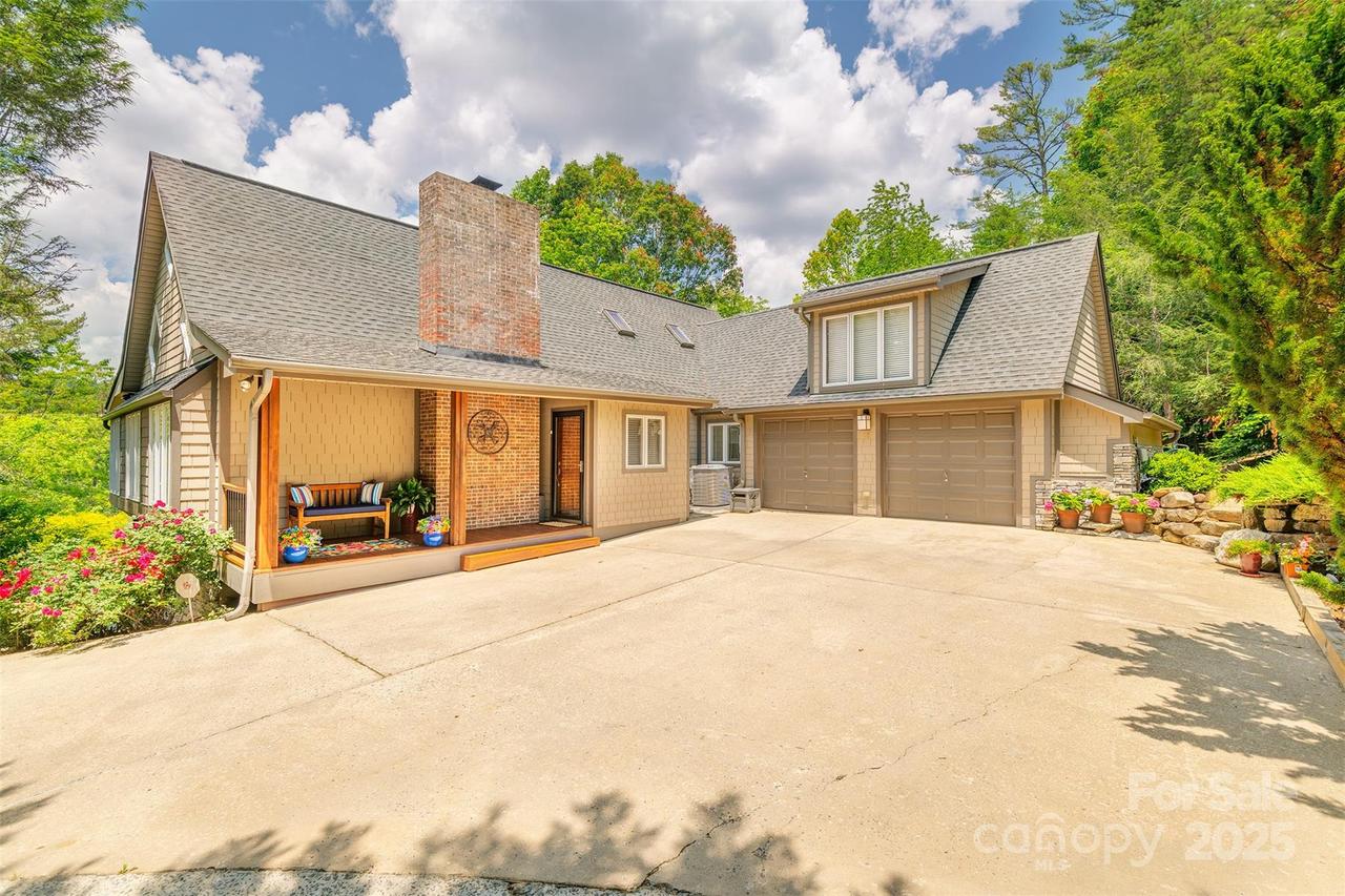 65 Hillcrest Dr., Weaverville, NC 28787