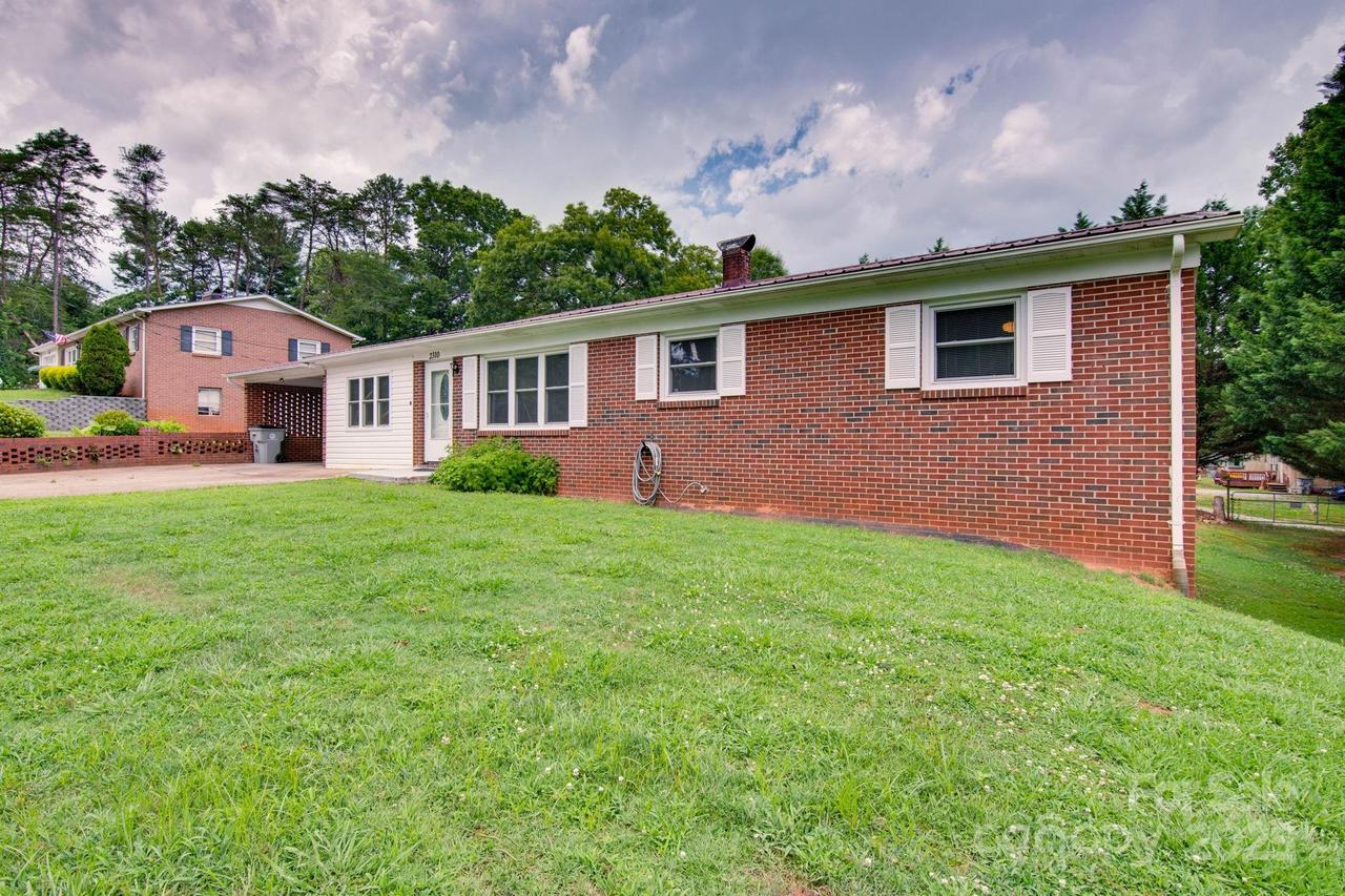 2310 Honeysuckle Pl., Lenoir, NC 28645