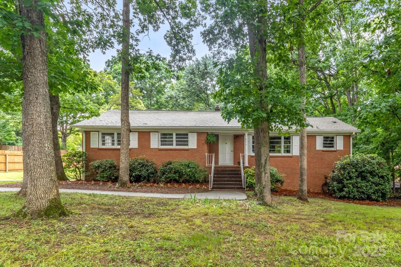 1623 Lumarka Dr., Charlotte, NC 28212