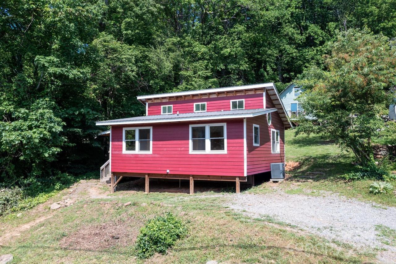 109 Azalea Ave., Swannanoa, NC 28778