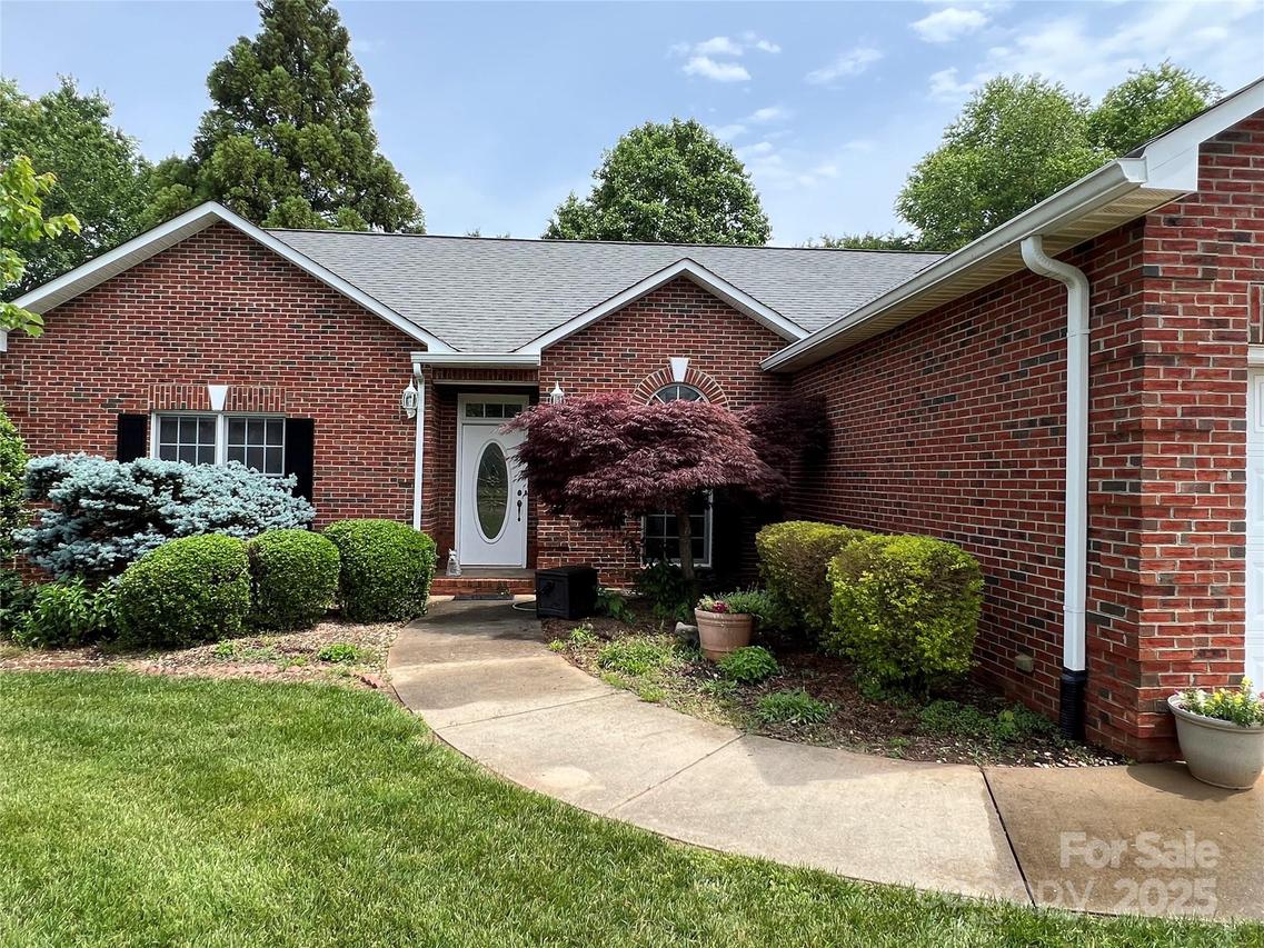 2225 Water Oak Ln., Gastonia, NC 28056