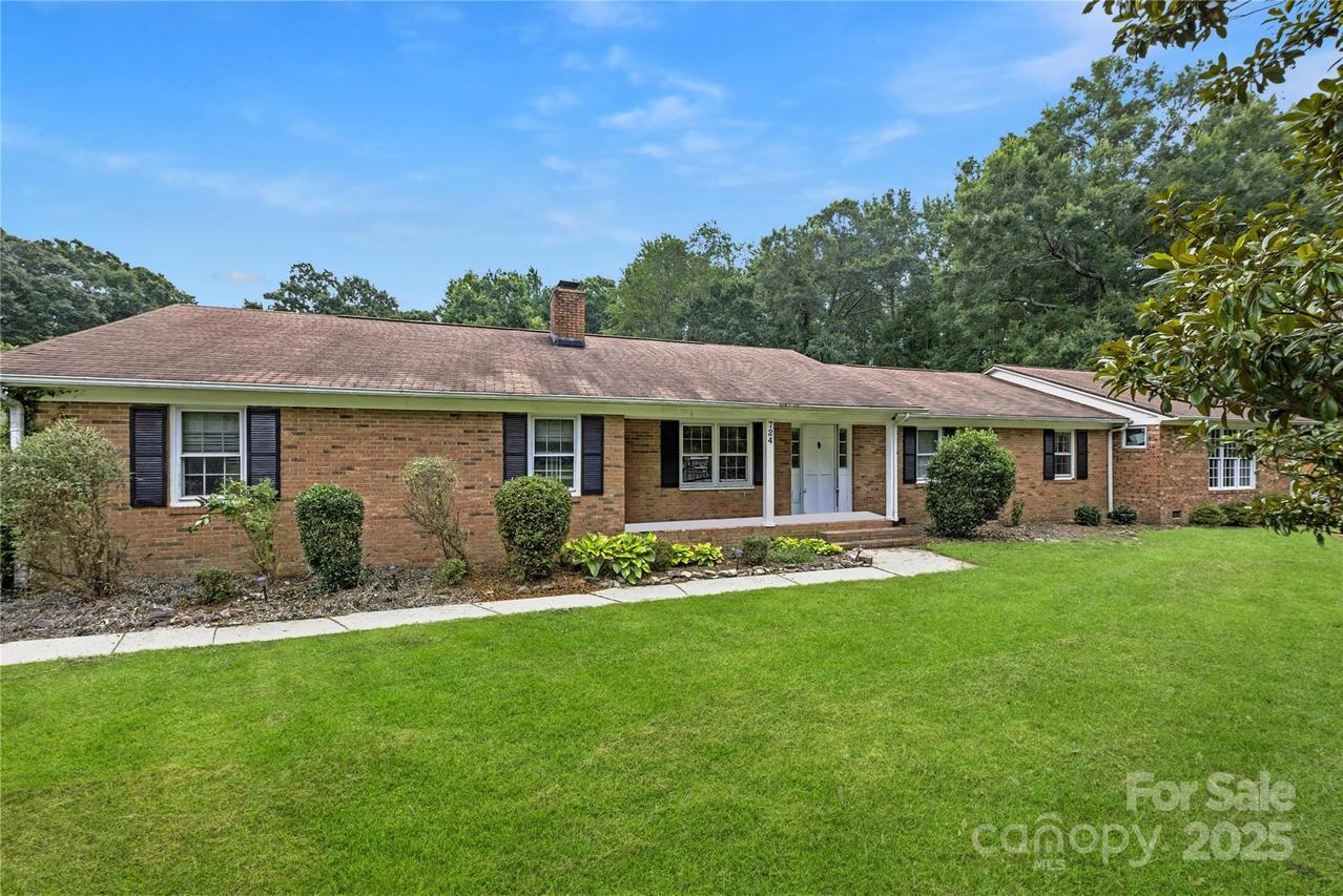 724 Catawba Cir., Matthews, NC 28104