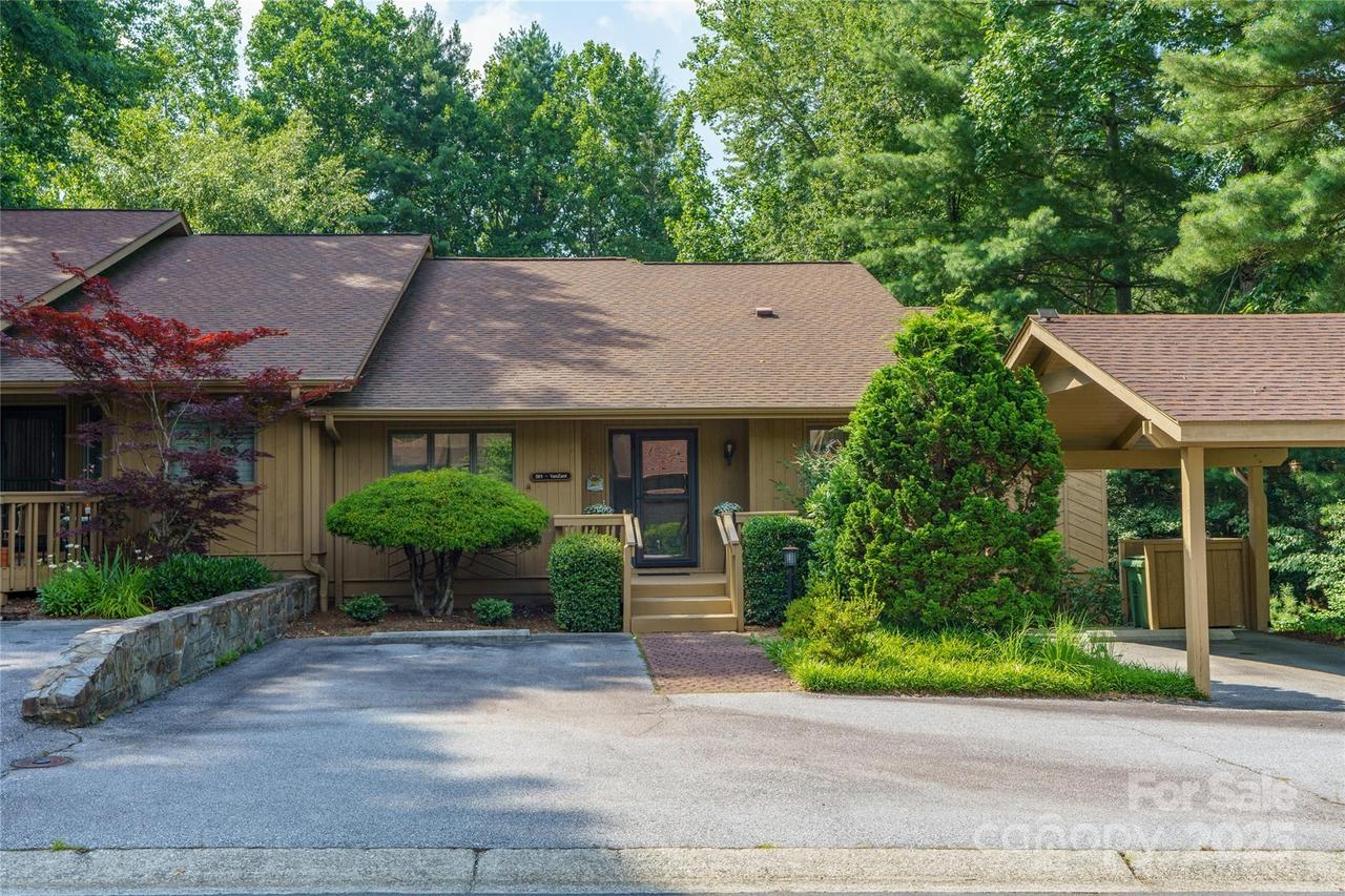 501 Red Oak Dr., Hendersonville, NC 28791