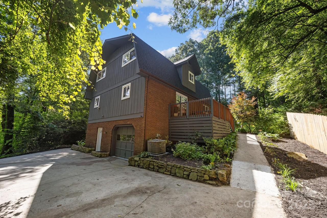 3276 Howard Gap Rd., Hendersonville, NC 28792