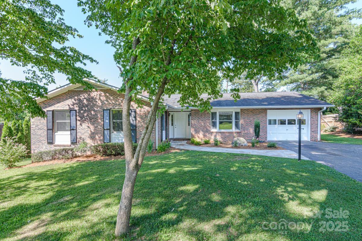 1045 Carousel Ln., Hendersonville, NC 28792
