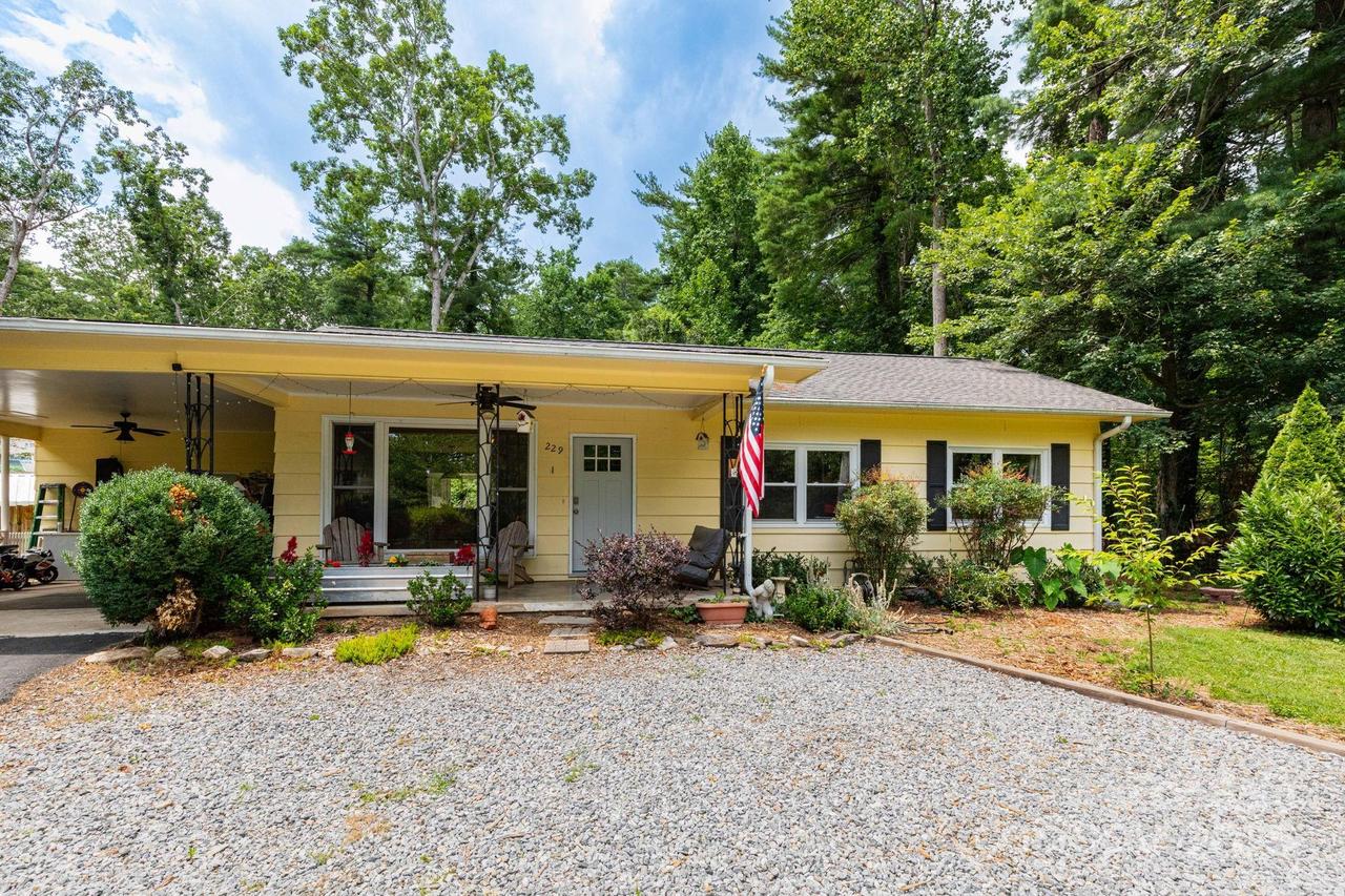 229 Ewart Dr., Hendersonville, NC 28739