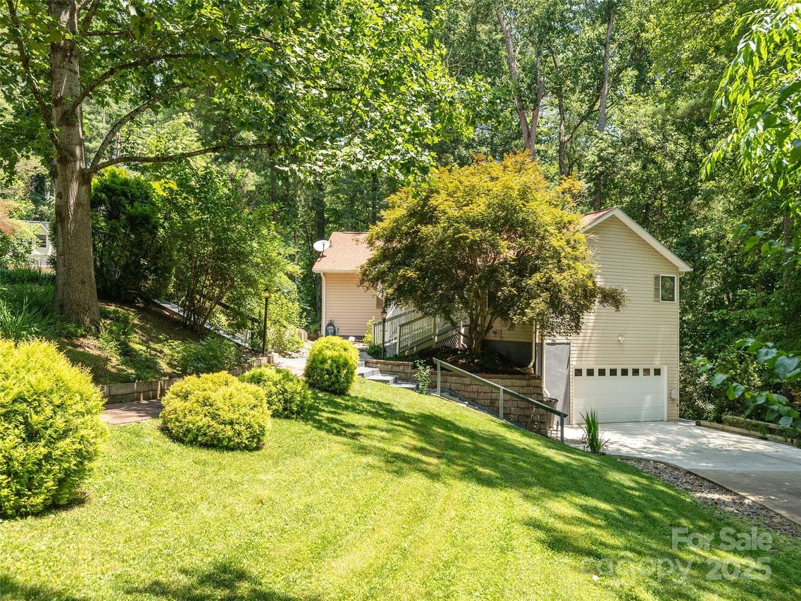 204 Pine Berry Cir., Hendersonville, NC 28739