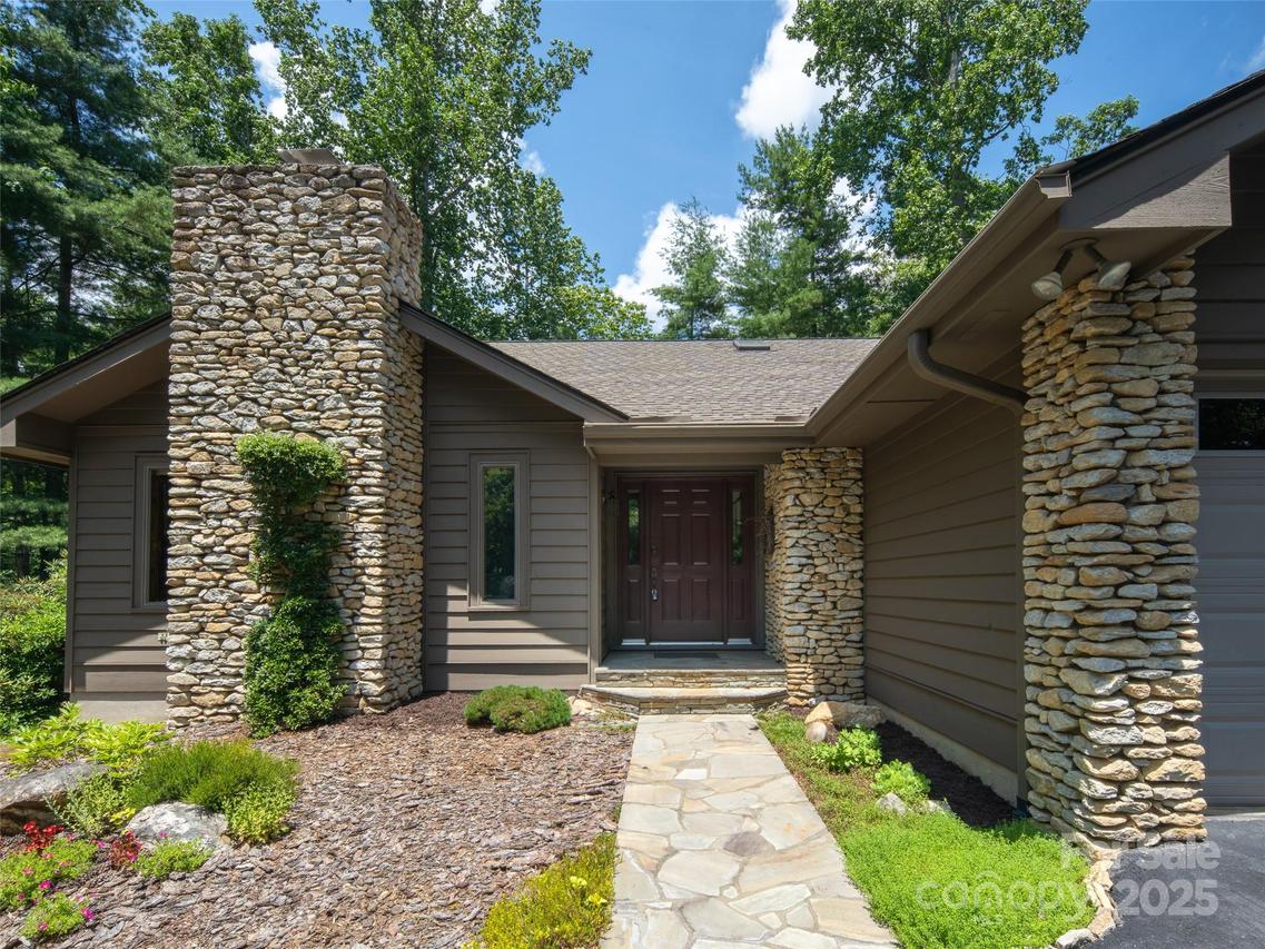 19 Jasmine Pl., Laurel Park, NC 28739