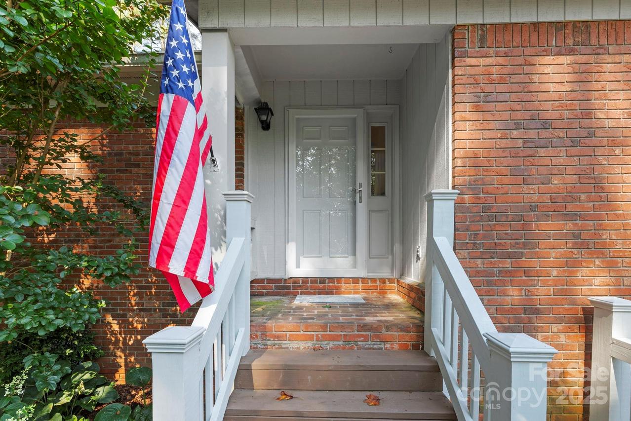 123 Haywood Knolls Dr., Hendersonville, NC 28791